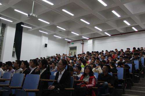 新生们认真听讲 新生们认真听讲